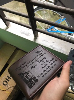 Ví da nam khắc chân dung