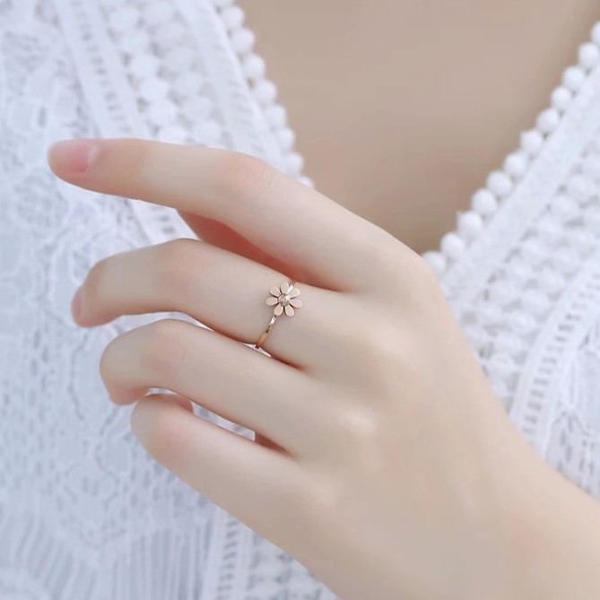Nhẫn Thép Titan Mạ Vàng Hồng 18K Hình Hoa Cúc Xinh Xắn