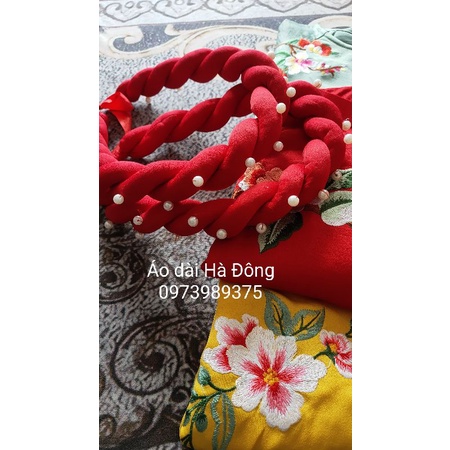 Mấn đội đầu áo dài màu đỏ, vàng, hồng