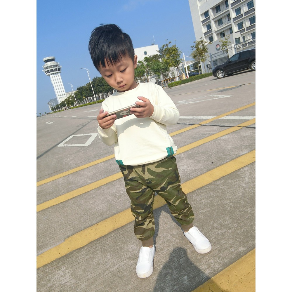 Áo thun dài tay bé trai in hình cờ có khóa kéo hai bên