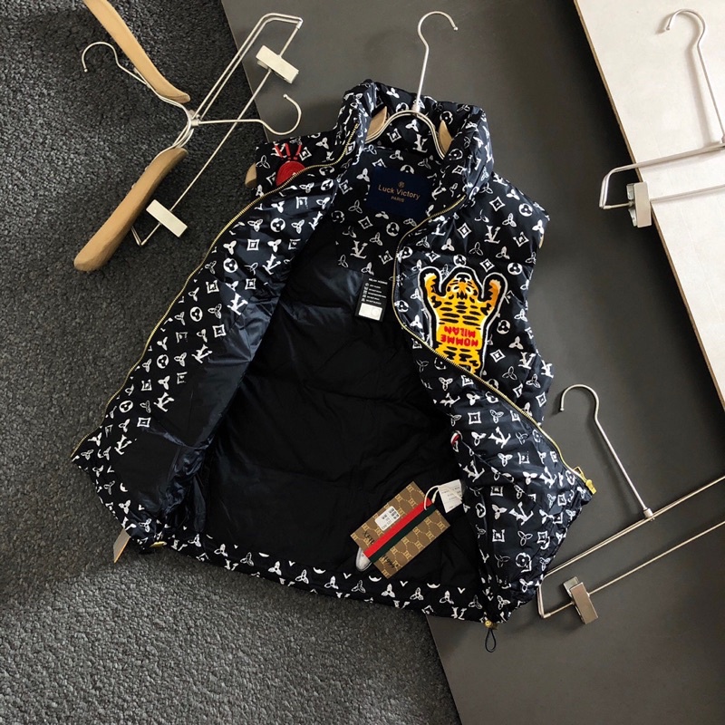 Áo khoác phao gile nam họa tiết chữ và nhiều hình thêu thương hiệu Louis Vuitton LV cao cấp