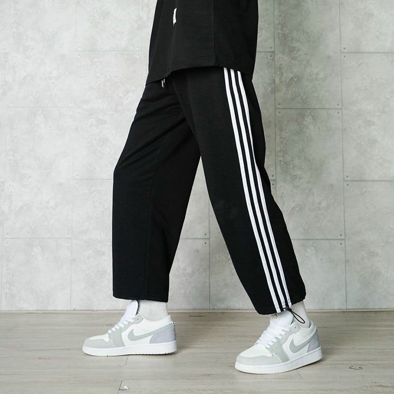 Quần jogger nam nữ L99, quần ống rộng 3 sọc kiểu dáng thể thao chất liệu thun lạnh cao cấp mềm mại dày dặn.