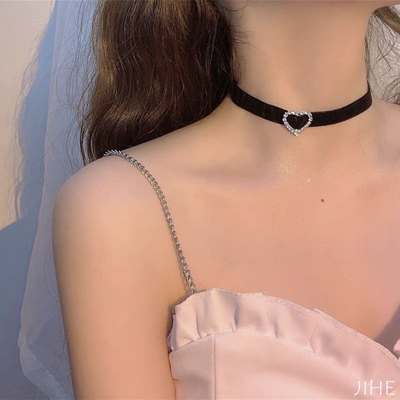 Vòng Cổ Choker Mặt Trái Tim Đính Đá Sang Trọng