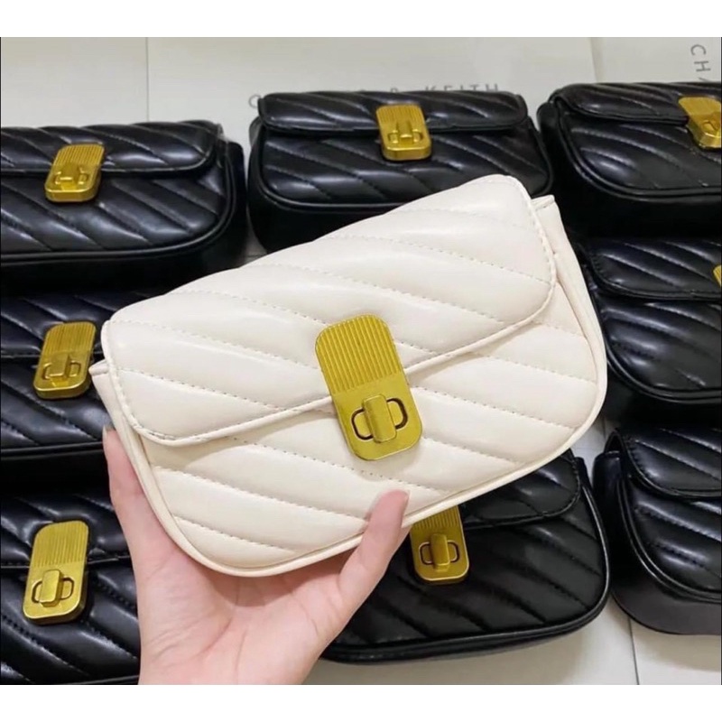 Túi xách nữ đeo chéo da mềm khoá xoay trần chéo mã 2