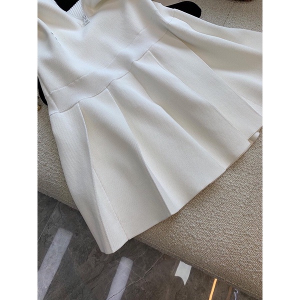 Đầm xoè không tay chân váy xếp ly màu trắng trơn logo thương hiệu Dior CD cao cấp
