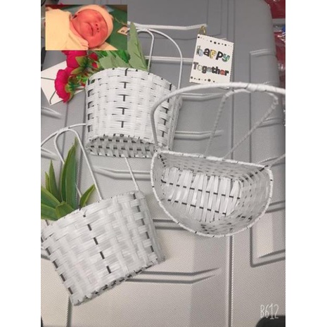 Giỏ mây cắm hoa treo tường