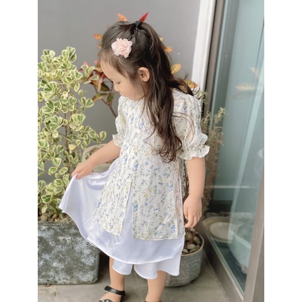 Áo dài cho bé gái tơ sống hoa xanh