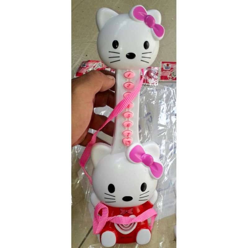 Một chiếc đàn ghita Hello_Kitty bằng nhựa có bài hát Tiếng Việt tặng kèm pin