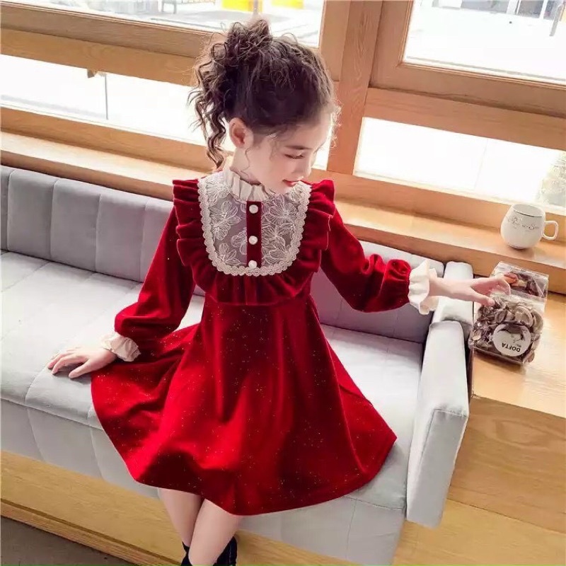 VÁY NHUNG ĐỎ 3 CÚC PHỐI CỔ REN BÈO BÉ GÁI