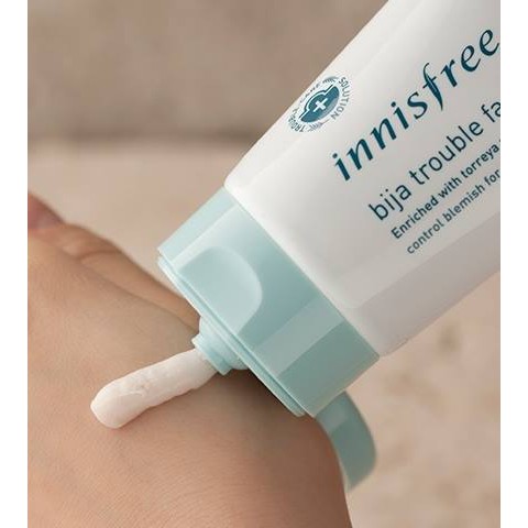 Sữa rửa mặt Innisfree Bija Trouble Facial Foam 150ml giúp làm sạch sâu, phù hợp với da mụn