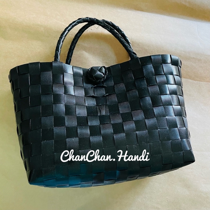 Làn màu đen dùng đựng đồ trang trí, giỏ nhựa đan tay màu đen