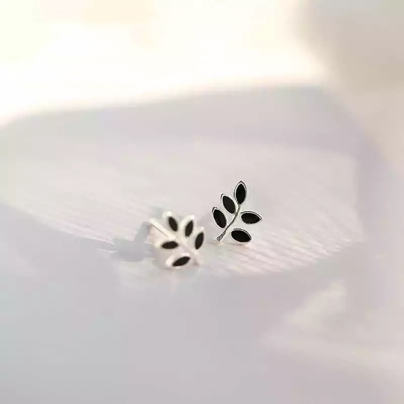 Bông Tai Hình Chiếc Lá Đính Kim Cương Giả Màu Đen Đơn Giản Phổ Biến