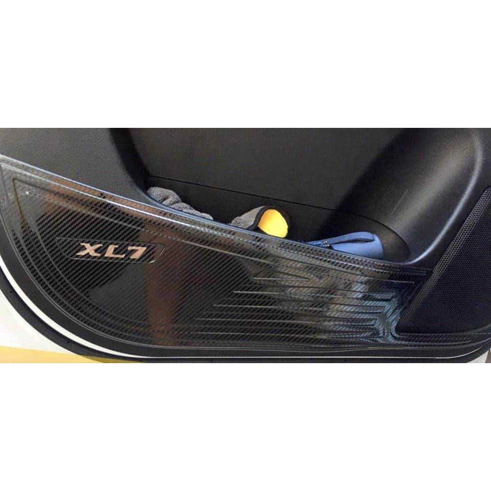 Ốp tapli cánh cửa xe Suzuki XL7, XL-7 2020 2021 chất liệu titan cao cấp - 4 chi tiết.