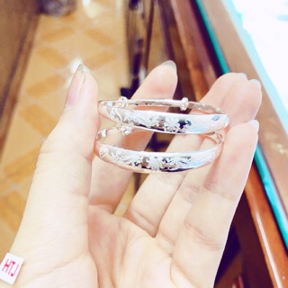 Lắc bạc chạm khắc rất tinh tế và dày dặn ^^