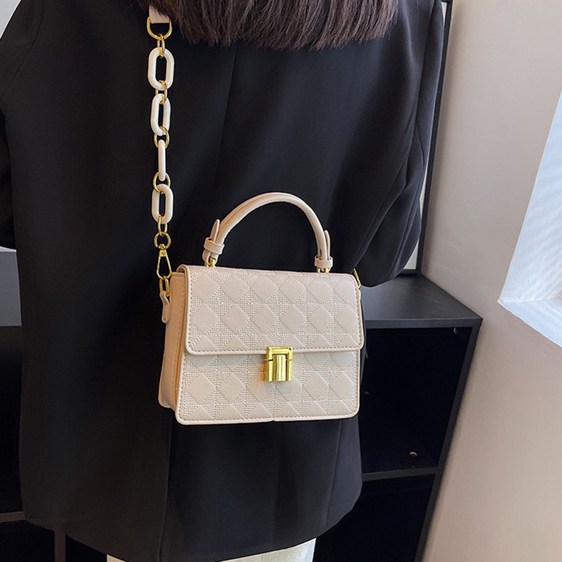 Túi đeo chéo IELGY họa tiết hình thoi nhỏ nút khóa phối xích cho bạn nữ