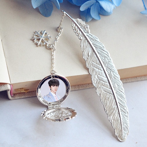 ( không kèm hộp ) Bookmark lông vũ gắn điệp IN HÌNH Tả Hàng Gia tộc TF idol thần tượng cpop kim loại mỏng