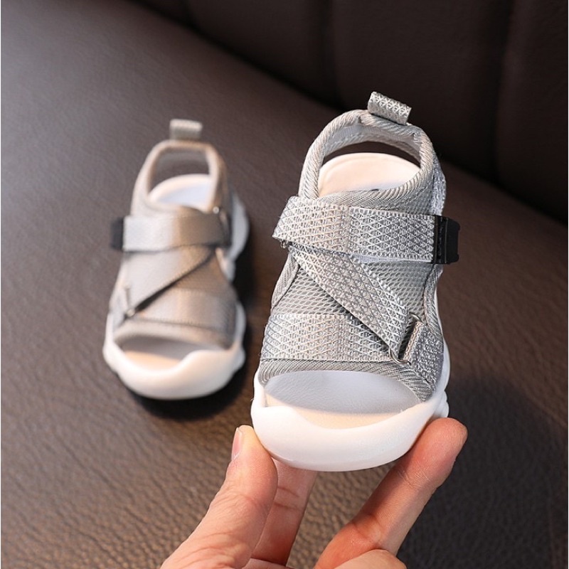 giày sandal quai chéo chống vấp