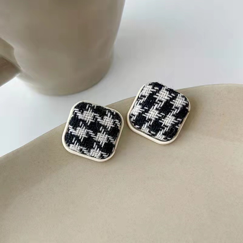 Khuyên tai nút vuông bông tai nút vuông bọc dạ tweed hoạ tiết sang chảnh BT32