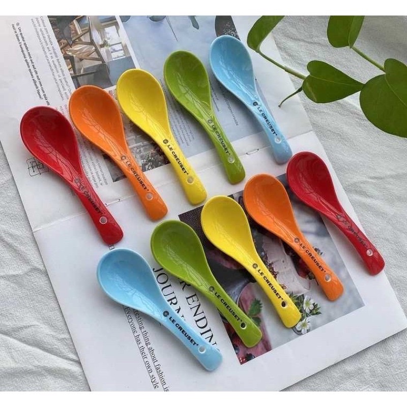 Đũa thìa gốm sư Lecreuset TQ màu xanh cổ vịt , ghi,hồng