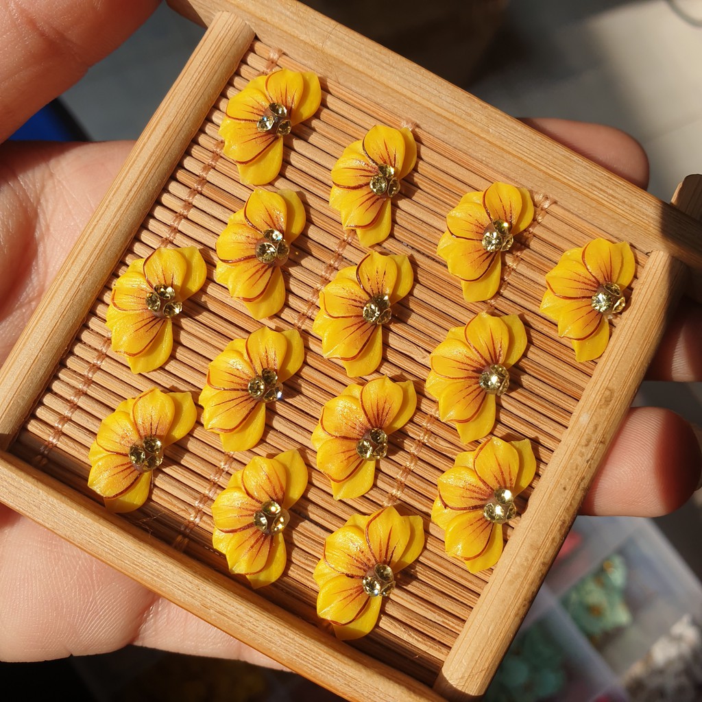Hoa hướng dương nửa viền cánh nhọn - Hoa bột đính móng 10HC