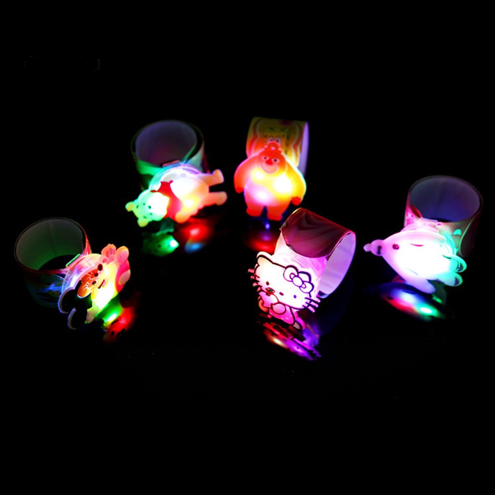 Vòng Tay Đèn Led Gắn Hình Nhân Vật Hoạt Hình Dễ Thương