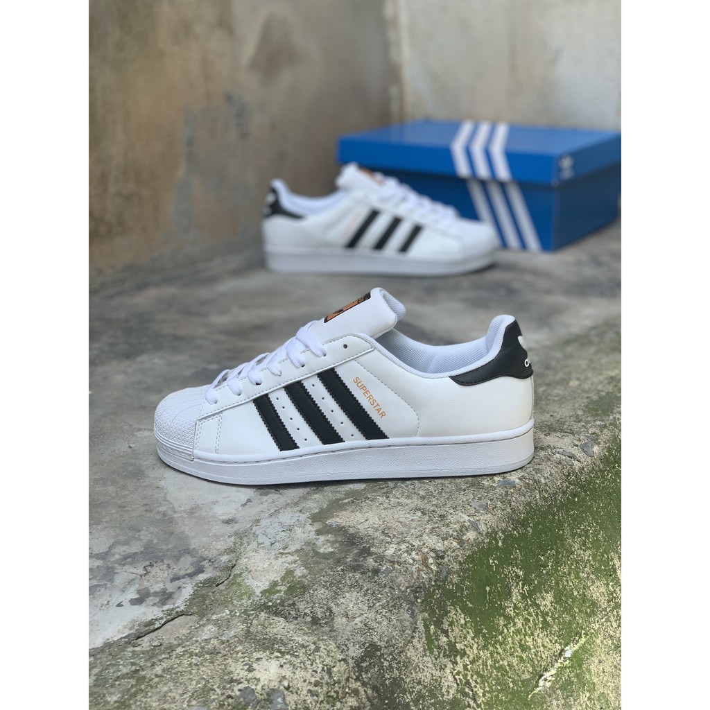 Giày sneaker sò tem vàng