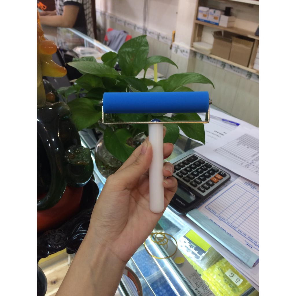 Cây lăn keo 10cm tay nhựa