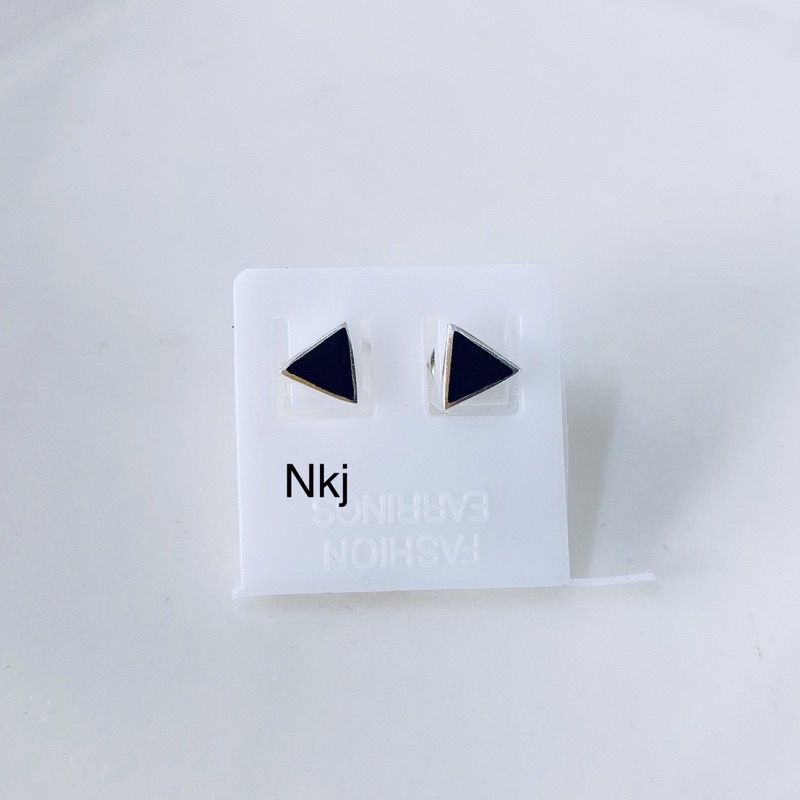 1 CHIẾC NỤ TAI BẠC NAM MÀU ĐEN, HÌNH ĐẦU LÂU, TAM GIÁC, LỤC GIÁC