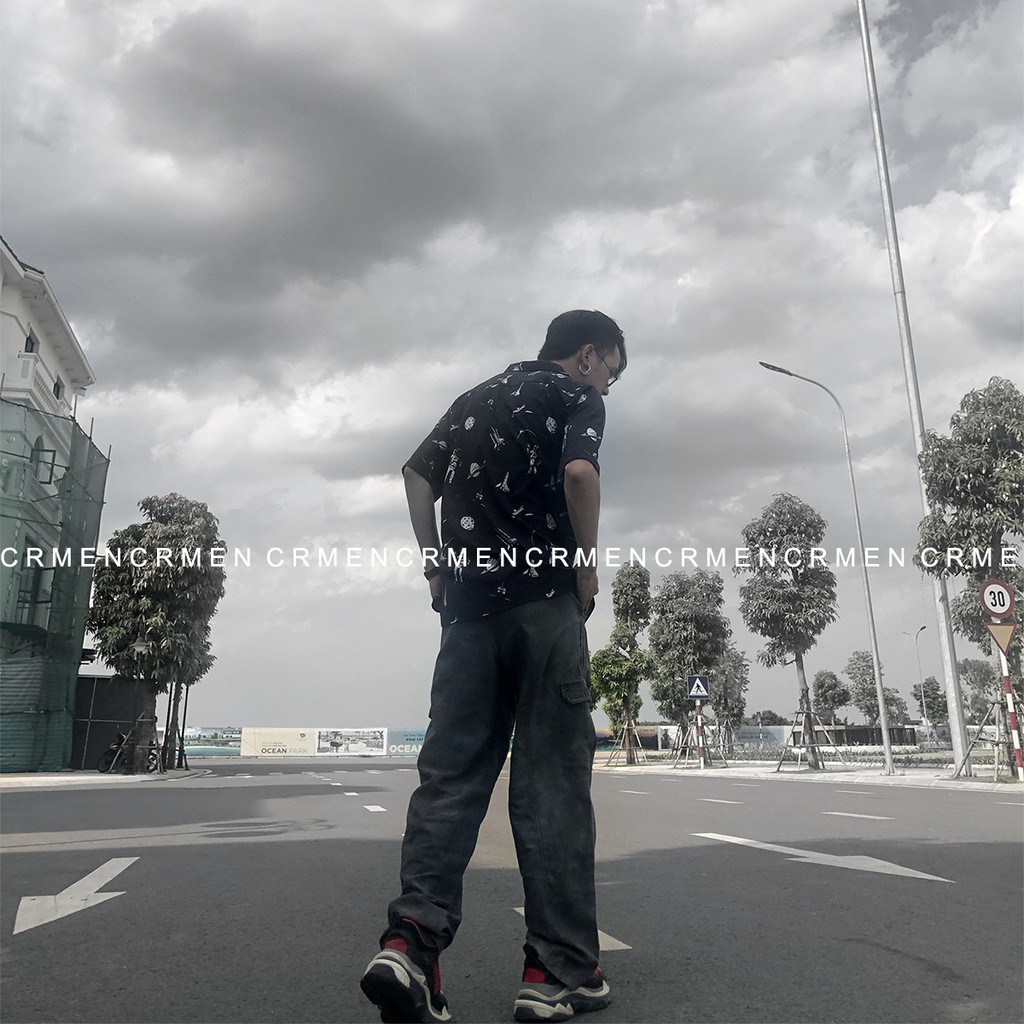 Áo sơ mi tay ngắn nam nữ URLYS form rộng sơ mi họa tiết tay lỡ cổ vest unisex ulzzang phi hành gia đen