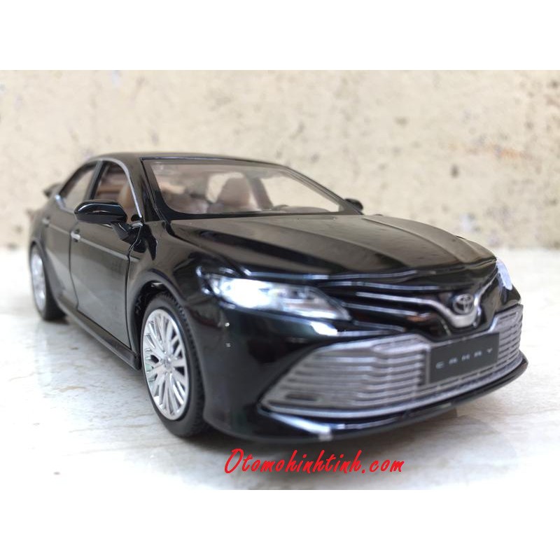 Mô hình xe ô tô TOYOTA CAMRY 2020 - 1:32