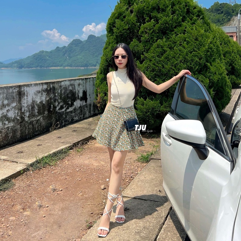 Áo thun cổ lọ ôm sát tôn dáng khoét lưng ROSSIE J TOP