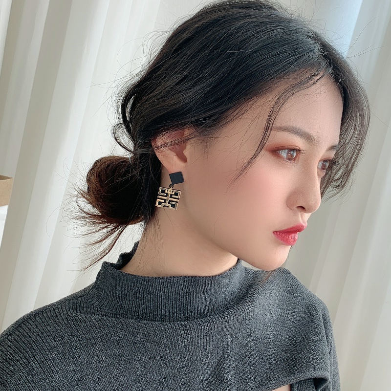 Hoa tai dáng dài thiết kế đơn giản thời trang 2023 cho nữ