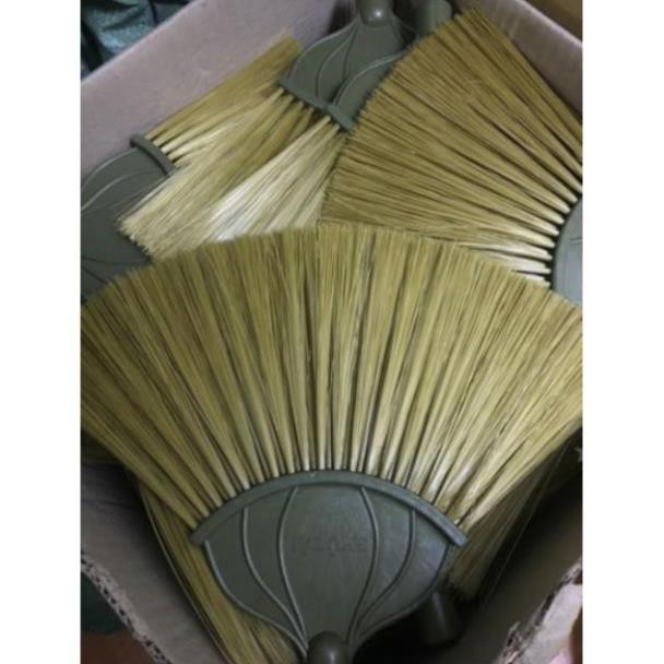 Chổi cước nhựa cán gỗ dùng để quét nhà