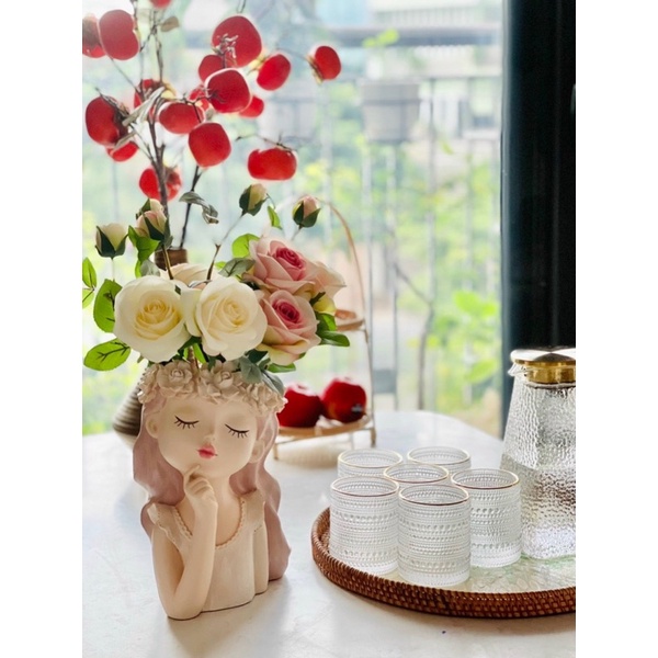 Quà tặng 20/10 ý nghĩa/ Bình hoa cô gái
