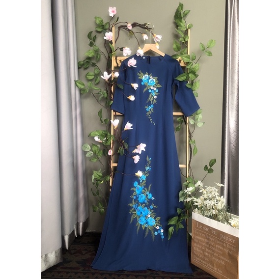 Áo dài xanh cổ vịt thêu hoa