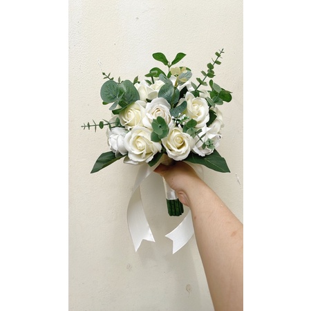 HOA CƯỚI CẦM TAY CÔ DÂU, BÓ HOA SÁP HOA HỒNG MÀU KEM MÀU TRẮNG ĐIỂM LÁ TÁO CHỤP HÌNH CƯỚI
