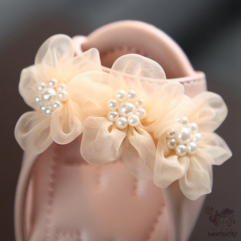 Giày sandal phối hoa đính ngọc trai giả phong cách Hàn Quốc thời trang mùa hè cho bé gái