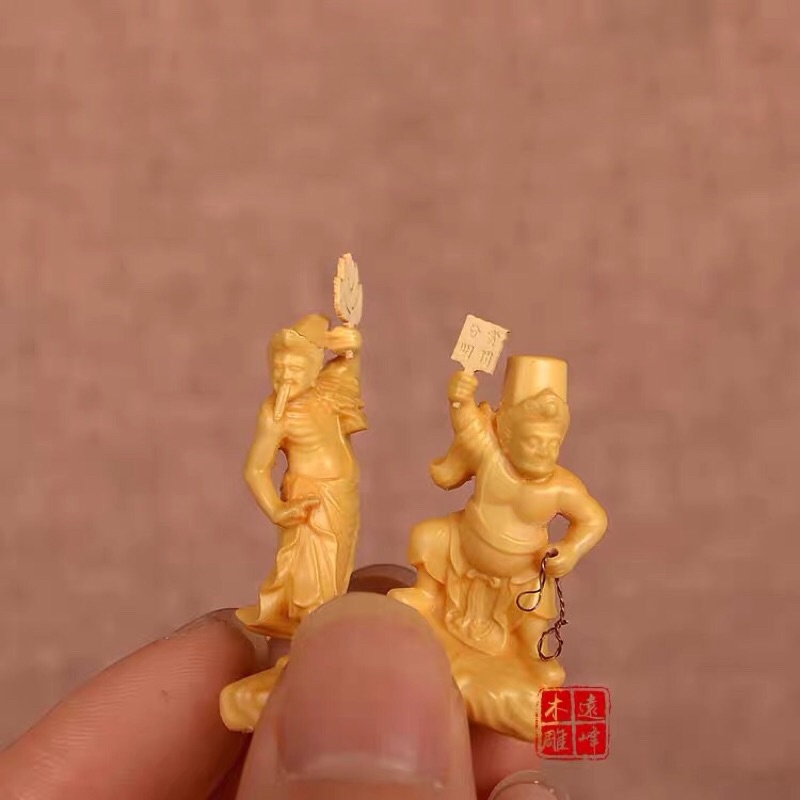 Tượng gỗ: Hắc Bạch Vô Thường- chắc cũng là phiên bản siêu mini nhất.