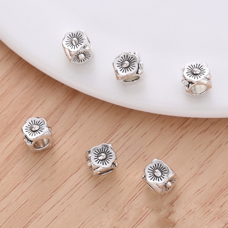 Charm hoa vuông - MH680