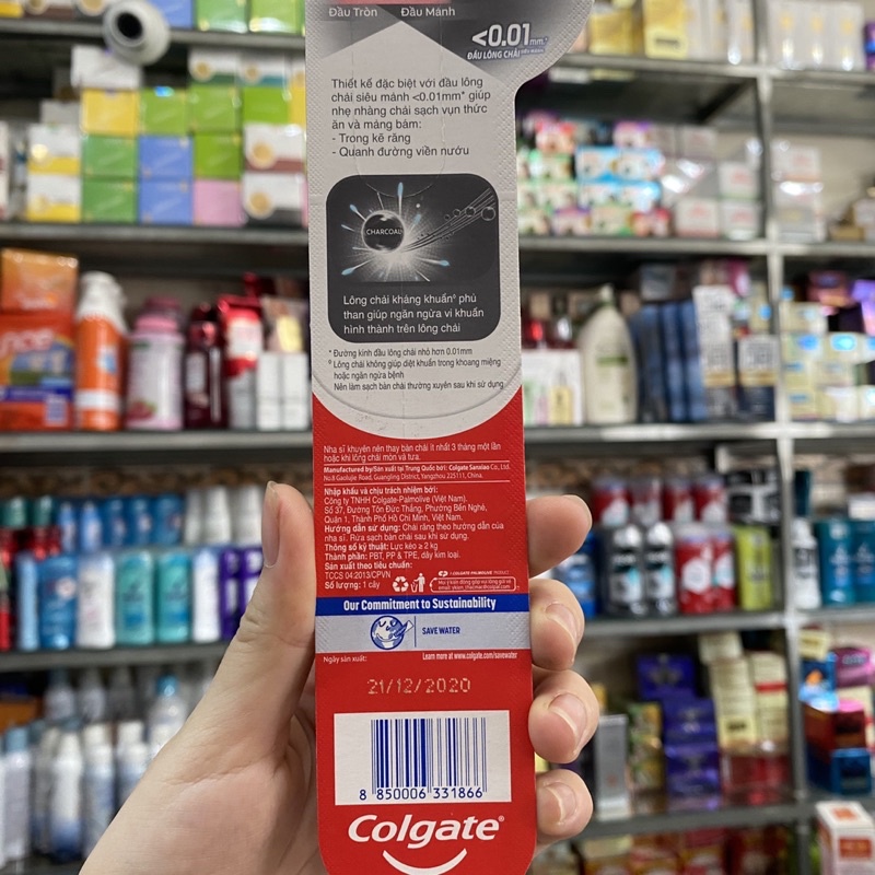 BÀN CHẢI ĐÁNH RĂNG COLGATE MỀM MƯỢT THAN HOẠT TÍNH( màu ngẫu nhiên)