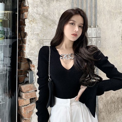 QADCOL Áo dệt kim tay loe cổ chữ v xẻ tà phong cách retro quyến rũ cho nữ