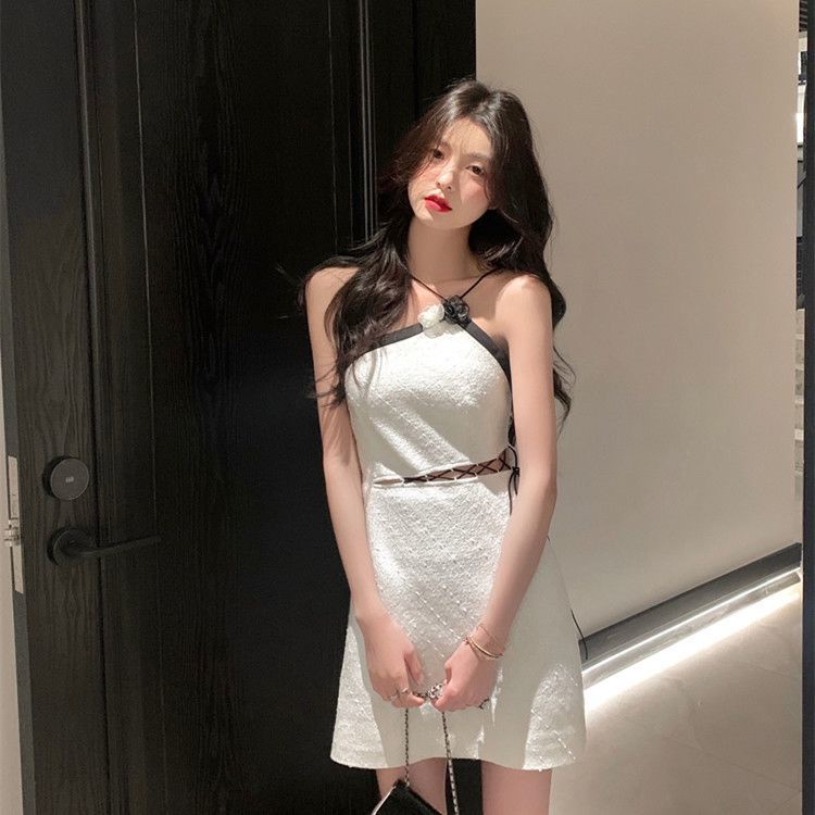 Đầm chữ A cổ yếm trang trí họa tiết hoa trà thời trang mùa hè mới cho nữ