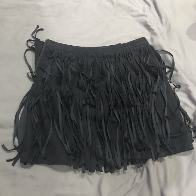 Váy đen tua H&M size 38