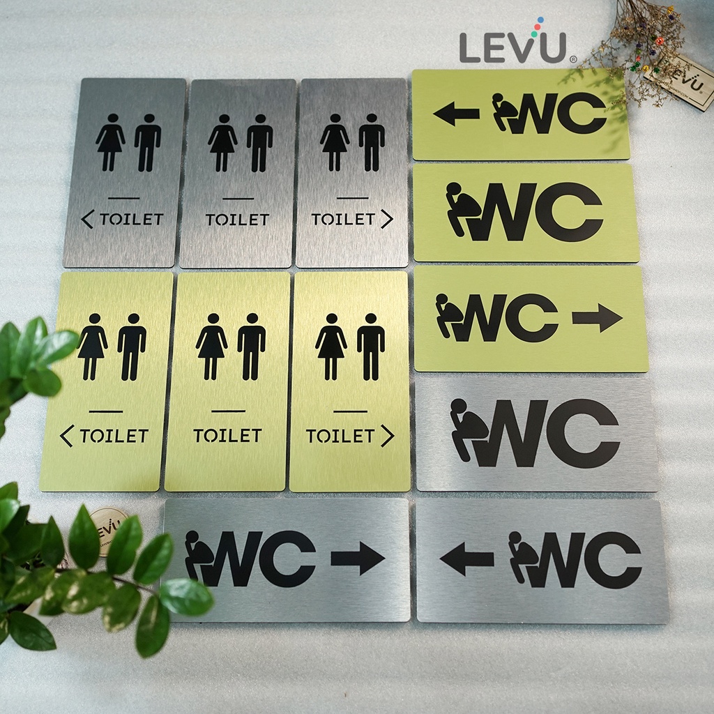 Bảng toilet có mũi tên chỉ hướng khu vực WC bằng nhôm alu