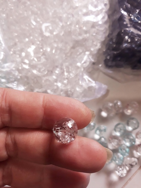 Nút gắn áo trong suốt giá 75k/ b 400 nút