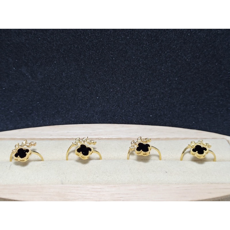 Mặt dây chuyền cỏ 4 lá vàng10k đá Mã Não đen thiên nhiên