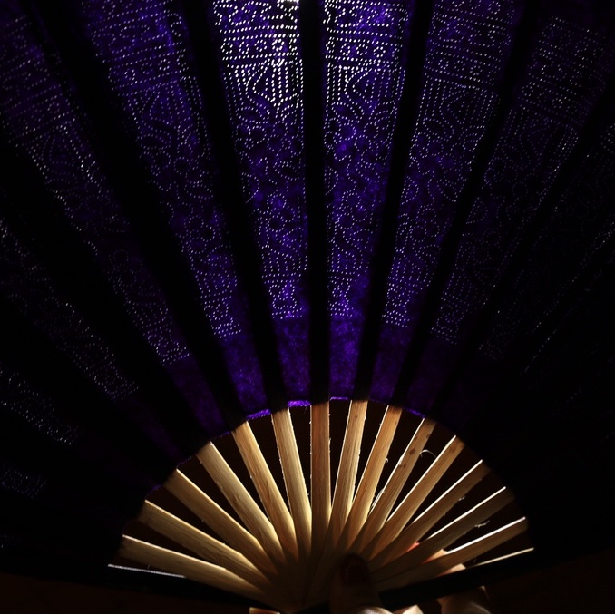 Quạt giấy dzó châm kim khắc cạnh sơn mài