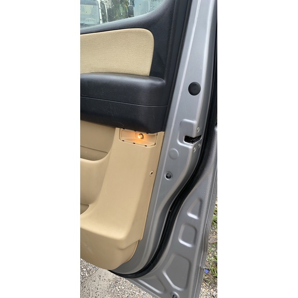 Nắp nhựa đèn phía trong cửa xe Hyundai Starex - Mã số: 926414H000, 926314H000