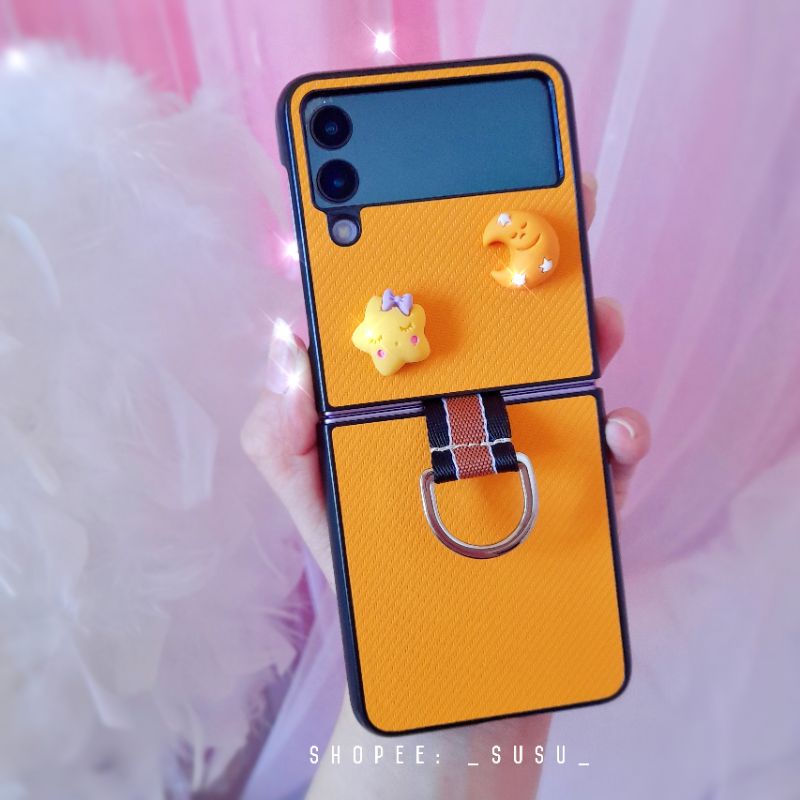 Ốp Samsung Z Flip4 - Z Flip 3 - ZFlip3 vàng cam nổi bật kèm charm trăng sao đáng yêu có móc đeo giữa