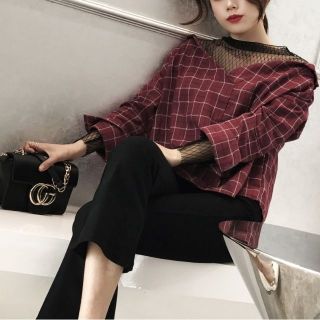 Sơmi trễ vai kèm áo lưới.